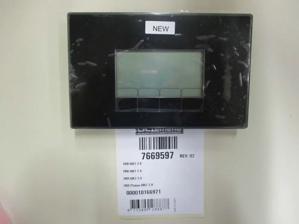 Schwarzes Steuergerät der Marke Remeha mit einem digitalen Display und mehreren Tasten, verpackt in Folie, auf einem Etikett mit Artikelnummern und Informationen.